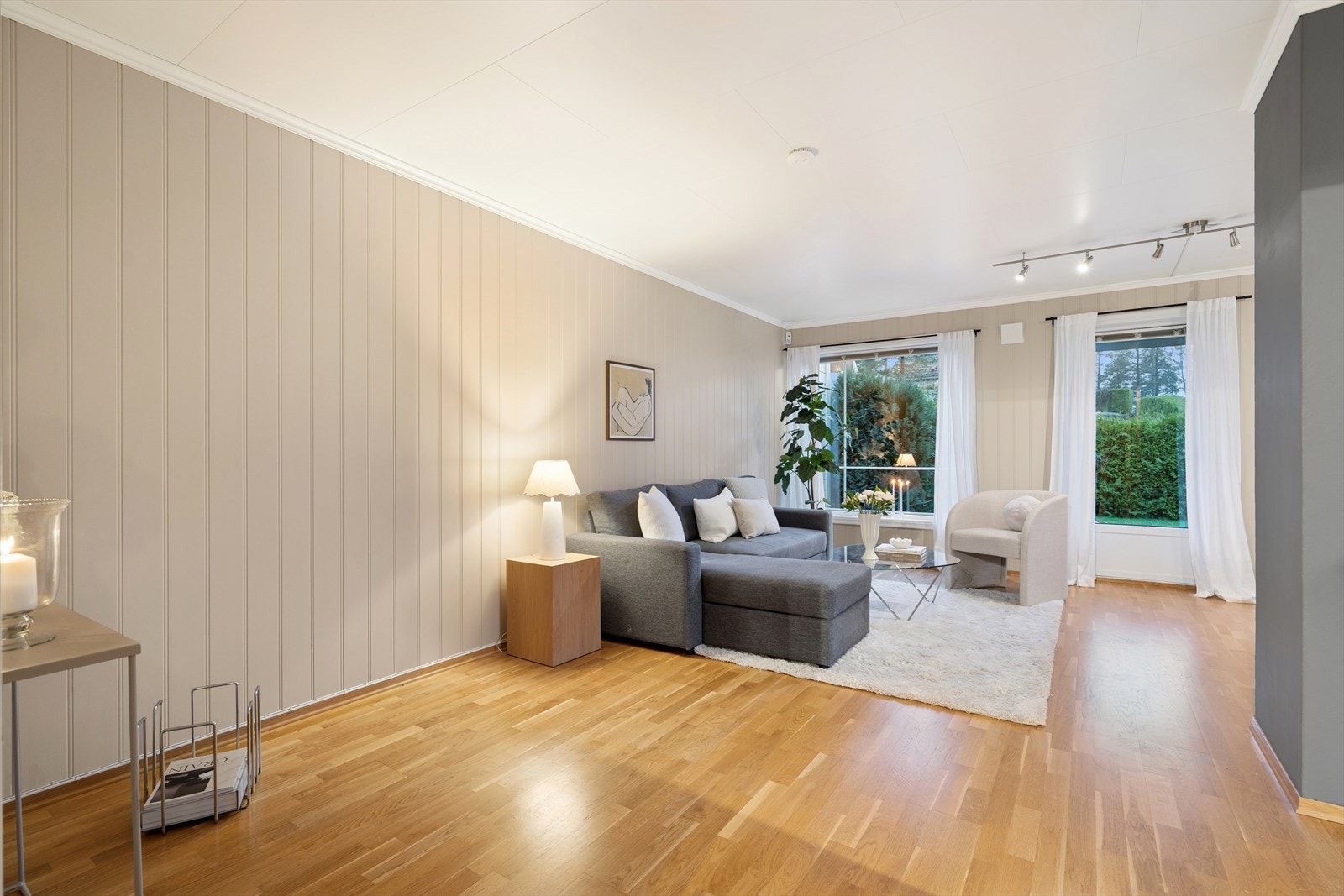 Stuen er romslig med flere møbleringsmuligheter. Galleribilde