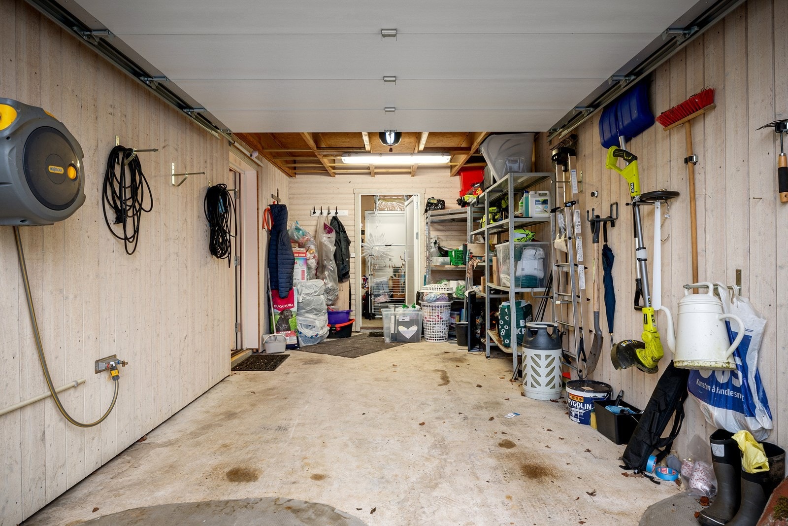 Romslig garasje samt god lagringsplass i boden som ligger i bakkant. Galleribilde