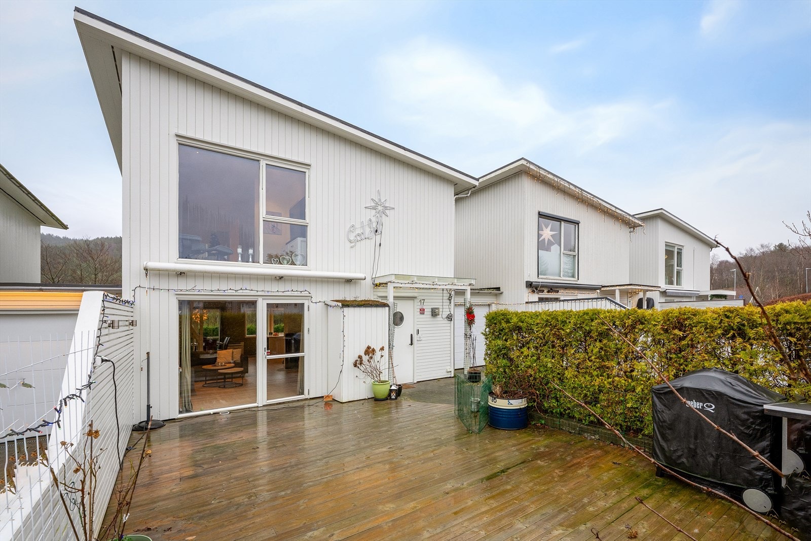 Stor sør-vest vendt terrasse med gode solforhold. Galleribilde