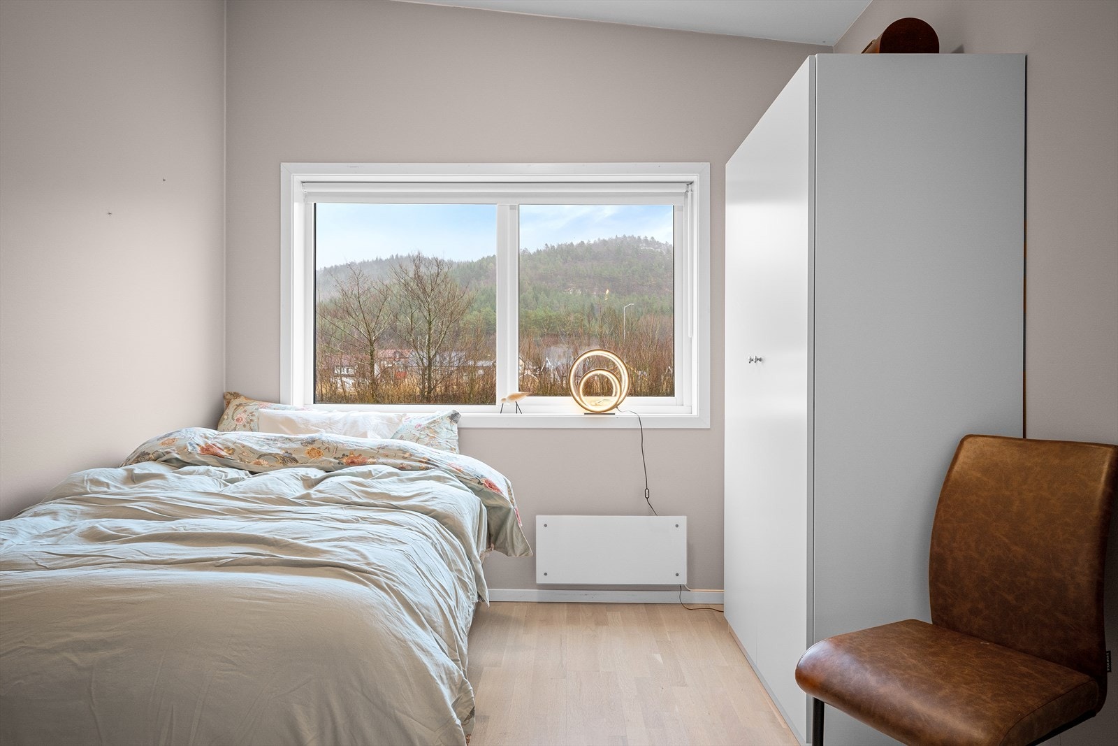 Soverom nr 3 med plass til dobbeltseng og garderobeskap. Galleribilde