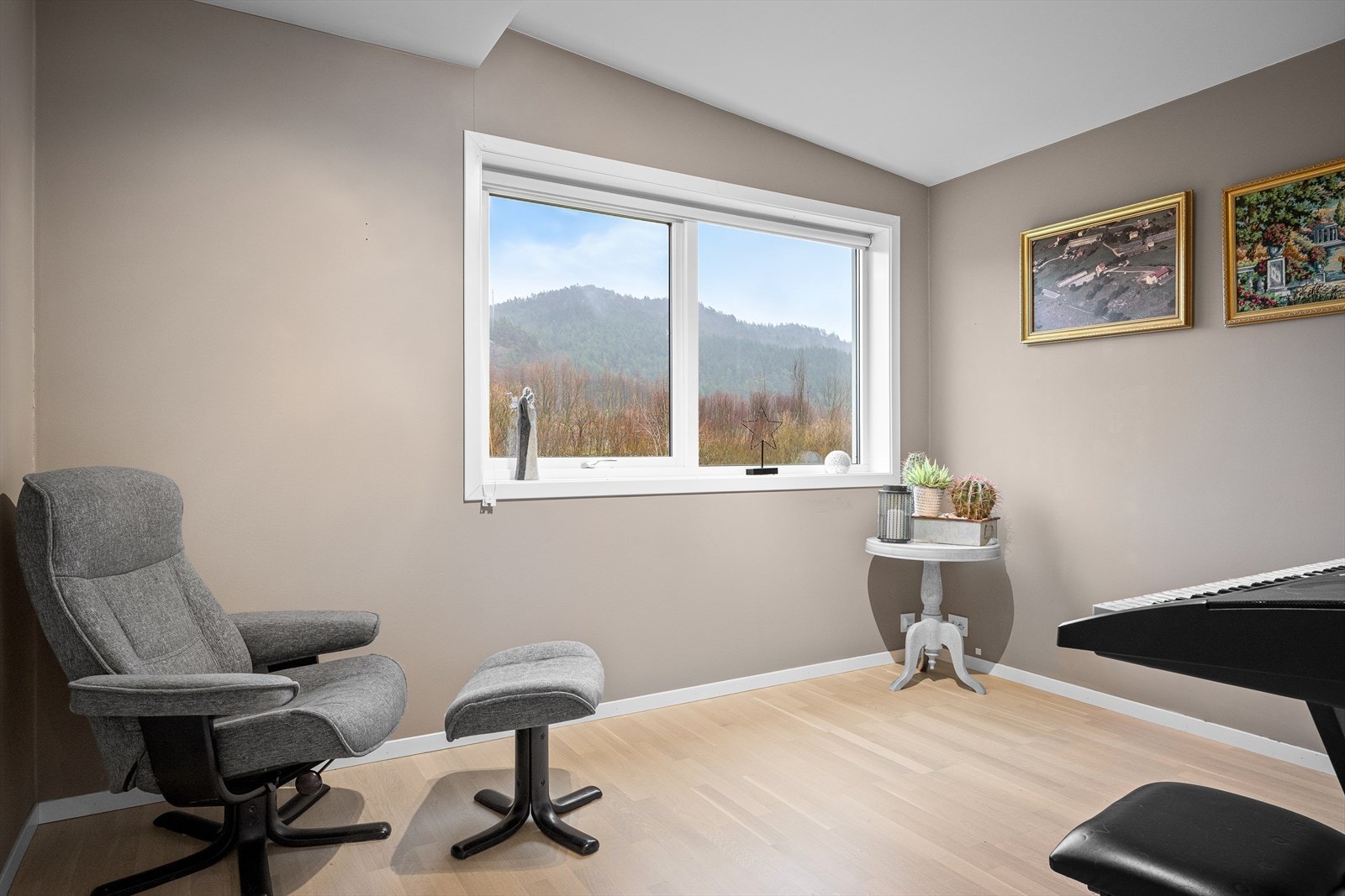 Soverom nr 2 med plass til dobbeltseng og flott utsikt mot fjellandskapene. Galleribilde