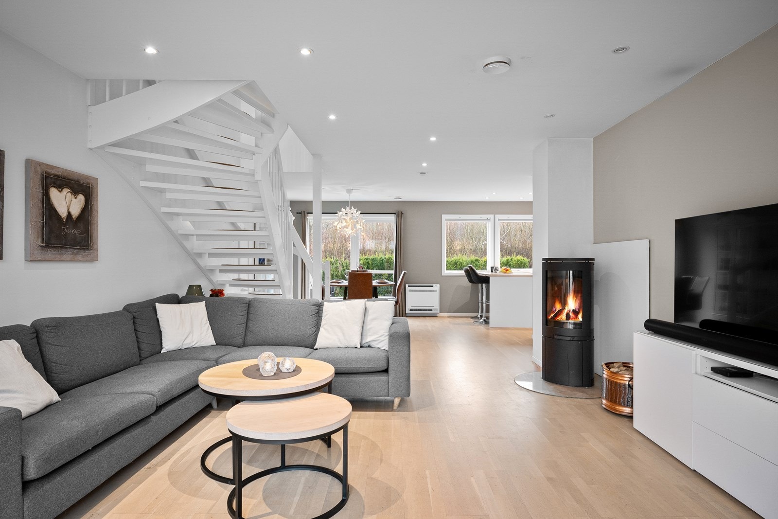 Romslig og innbydende stue med store vindusflater fra flere sider som slipper inn godt med naturlig lys. Galleribilde