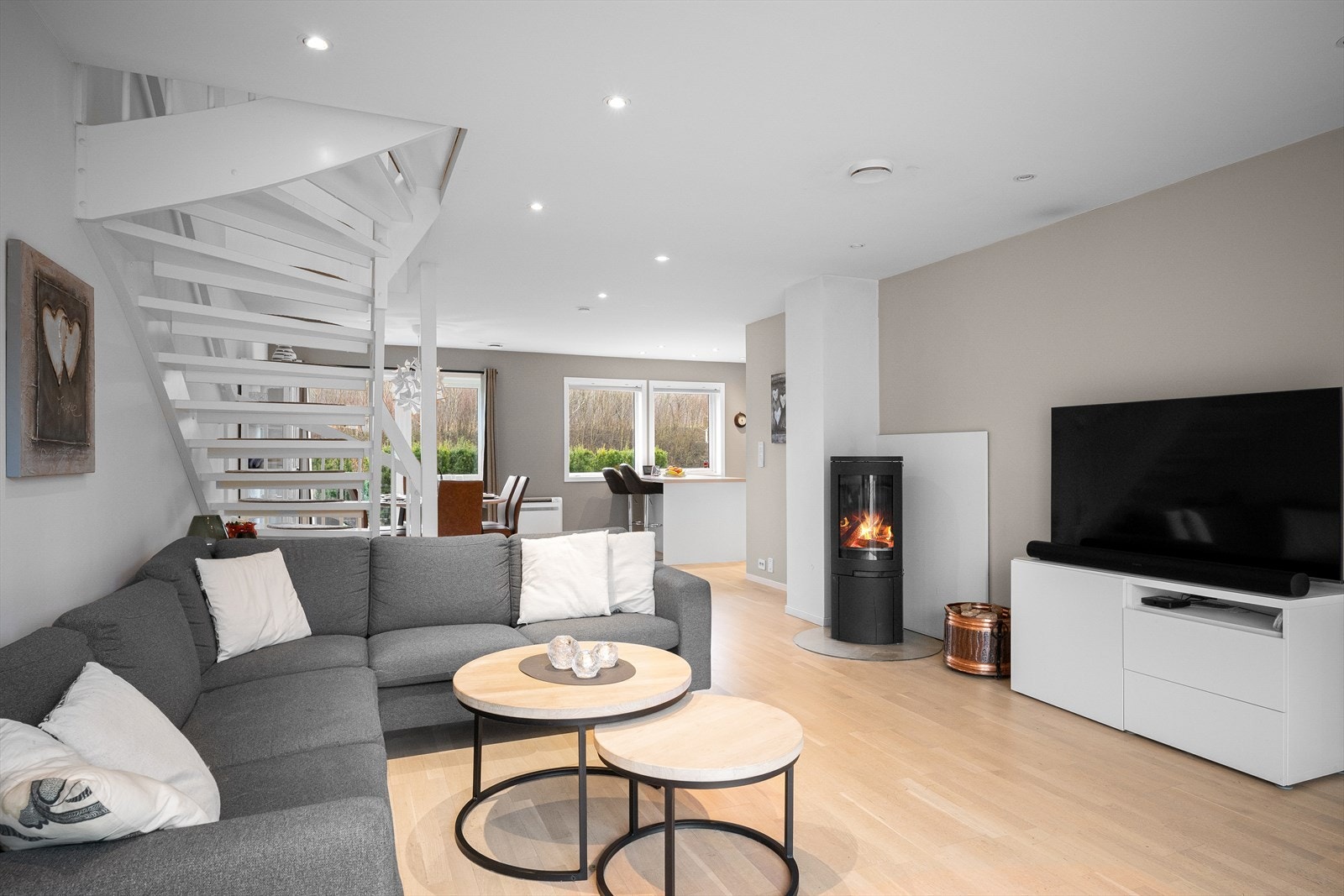 Stor gjennomgående stue og kjøkken med utgang til terrasse på begge sider. Galleribilde