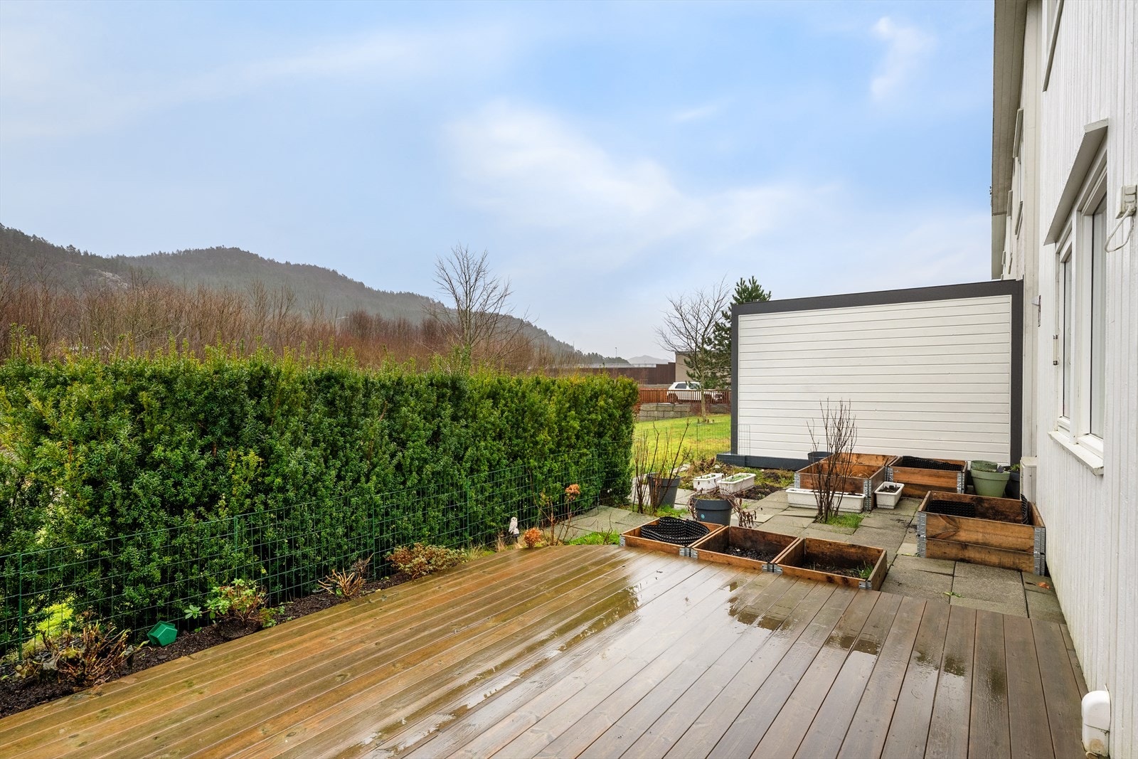 Moderne terrasse med vakker utsikt mot fjellandskap. Galleribilde