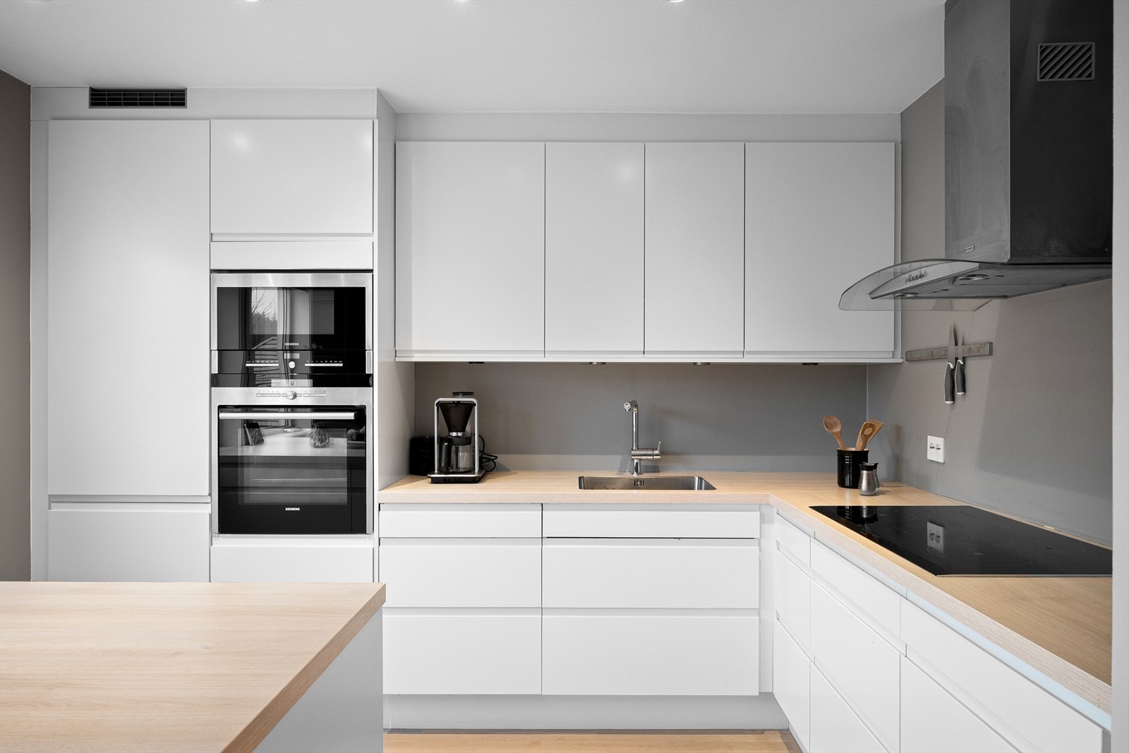 Praktisk kjøkken med god skap og benkeplass. Galleribilde