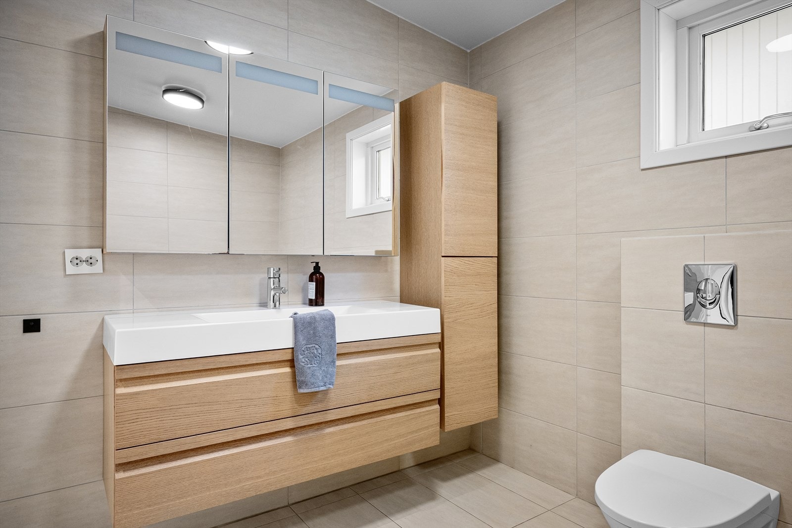 Moderne innredning som skaper en god atmosfære i rommet. Galleribilde