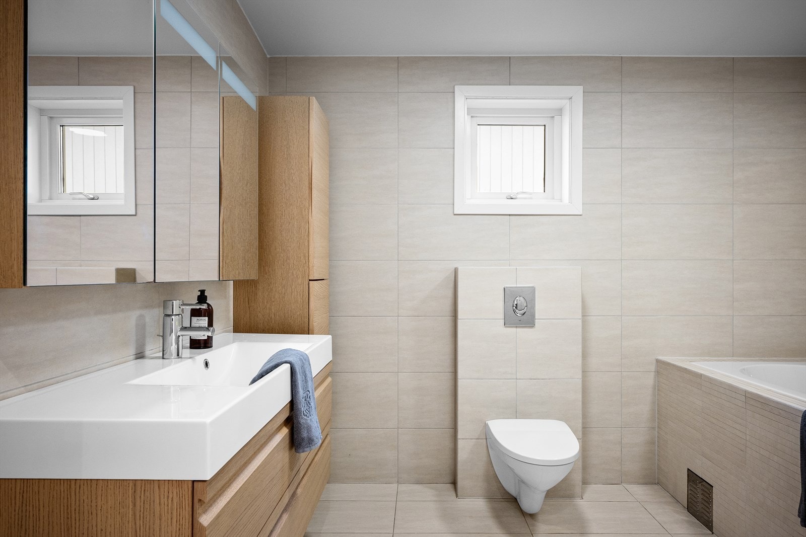 Lekkert helfliset bad med varmekabler i gulv. Galleribilde