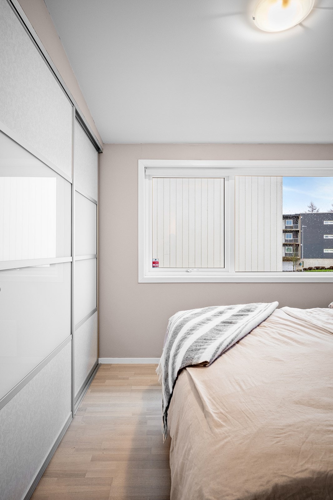 Soverommet har god oppbevaringsplass i skyvedørsgarderober. Galleribilde