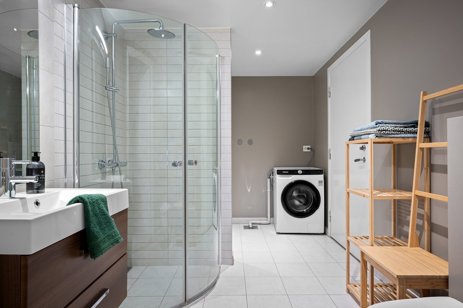 Lekkert flislagt bad med spotter i tak og varme i gulv. Badet har også opplegg for vaskemaskin og tørketrommel. Galleribilde