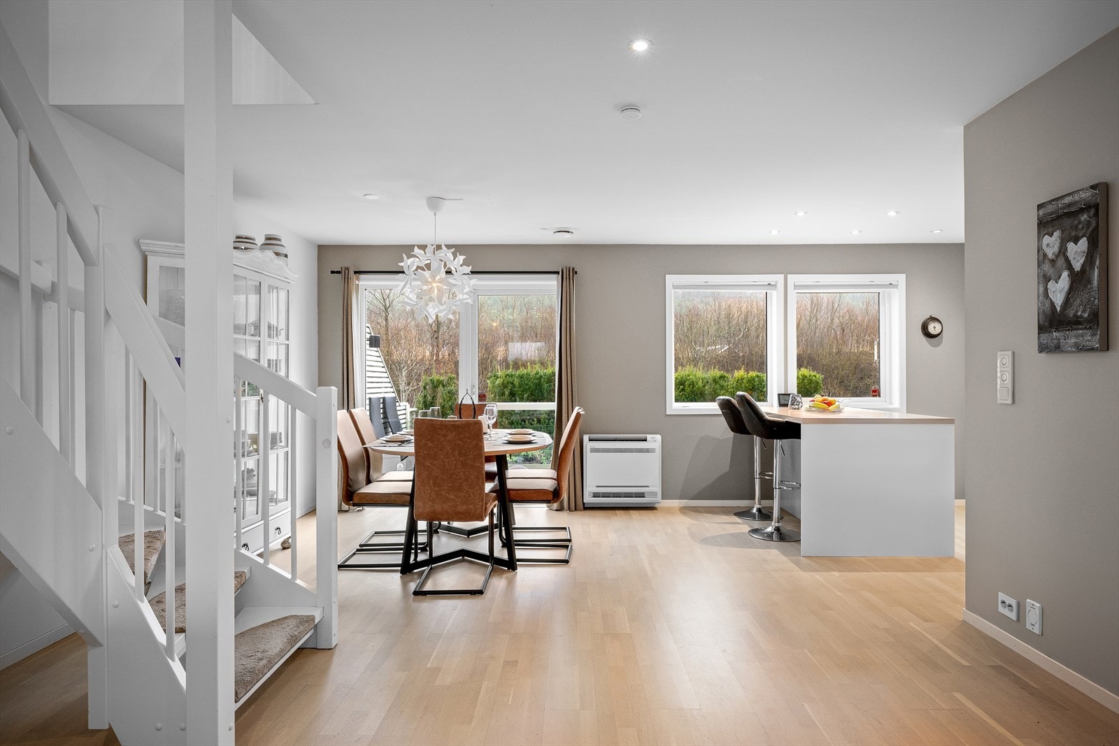 Stor spisestuedel med plass til å dekke på langbord. Fra spisestuen er det direkte tilkomst til romslig terrasse. Galleribilde