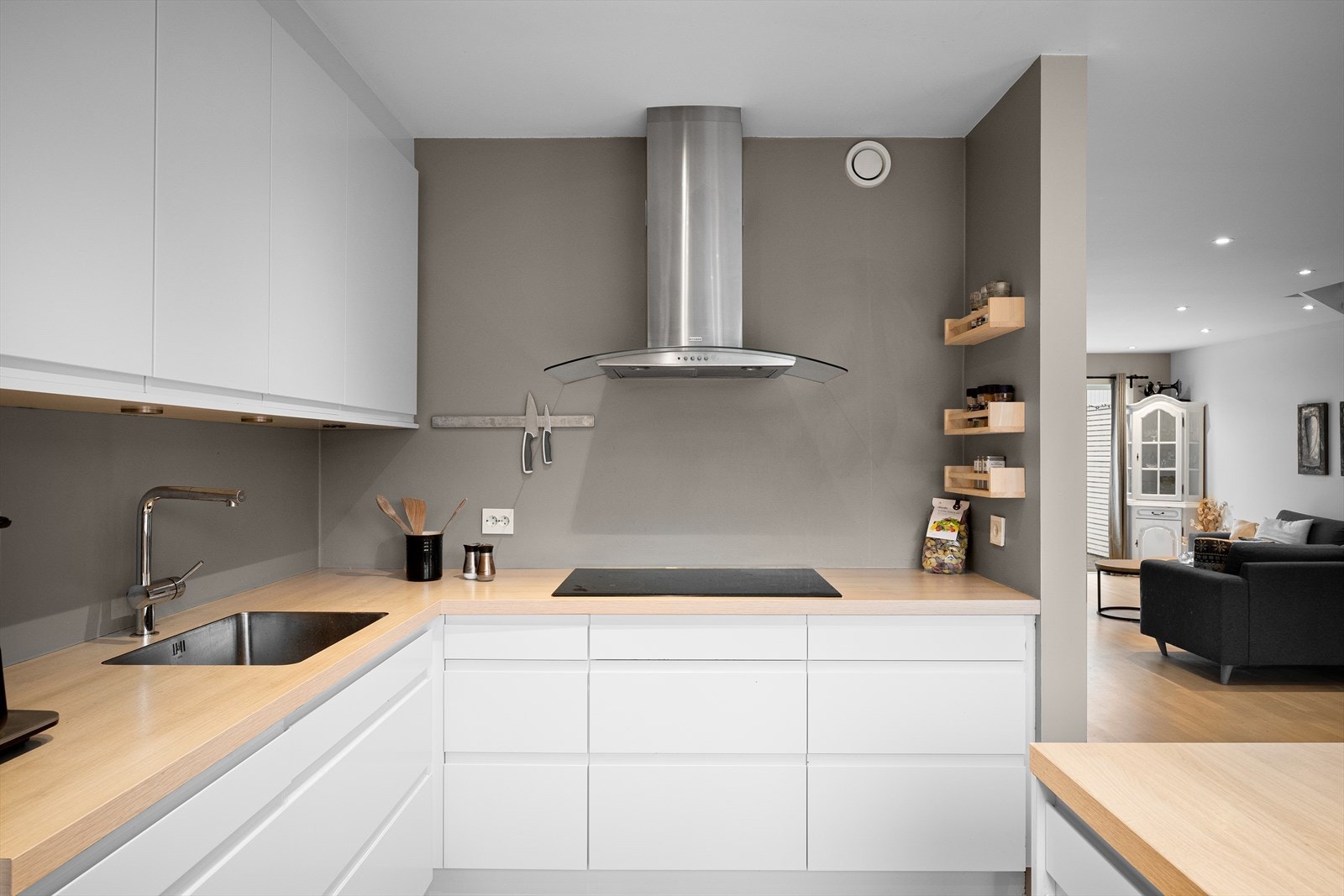 Integrerte hvitevarer som kjøleskap, komfyr, dampovn, platetopp og oppvaskmaskin medfølger i handelen. Galleribilde