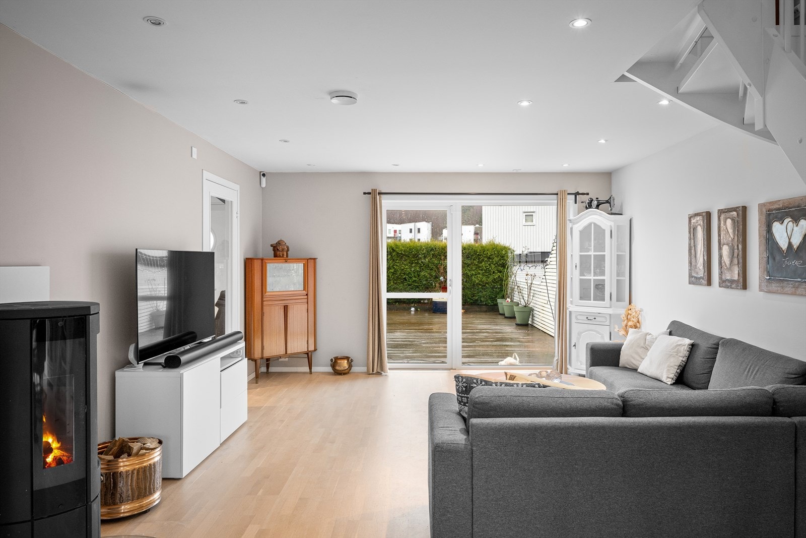 Stuen er enkel å møblere med plass til sittegruppe og TV-seksjon. Fra stuen har du direkte tilkomst til terrasse. Galleribilde