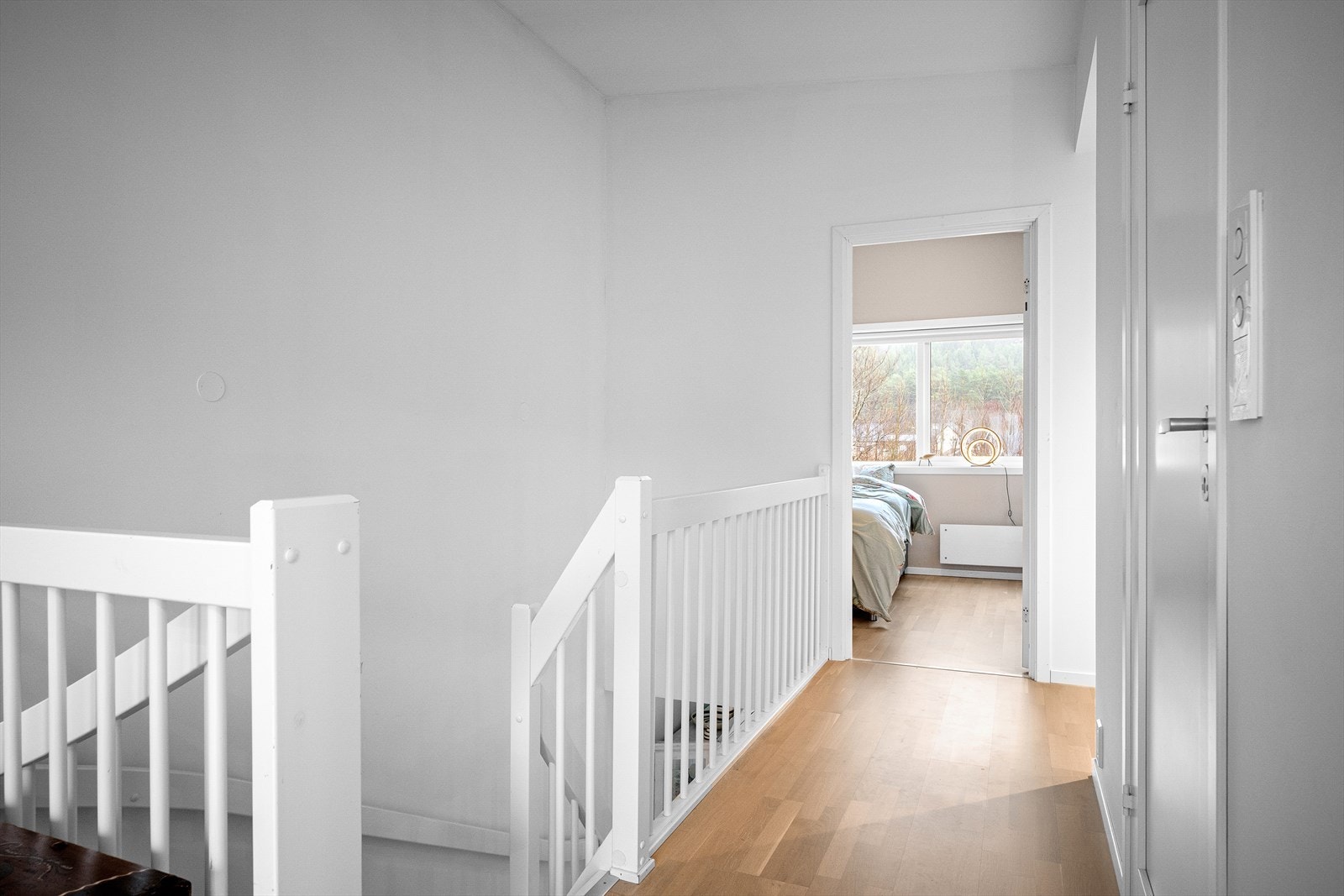 Tilkomst til 2.etasje fra en flott tretrapp. Galleribilde