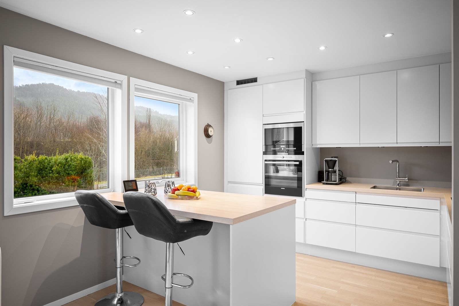 Kjøkkenet har en praktisk kjøkkenøy som gir en fin helhet i utrykket. Galleribilde