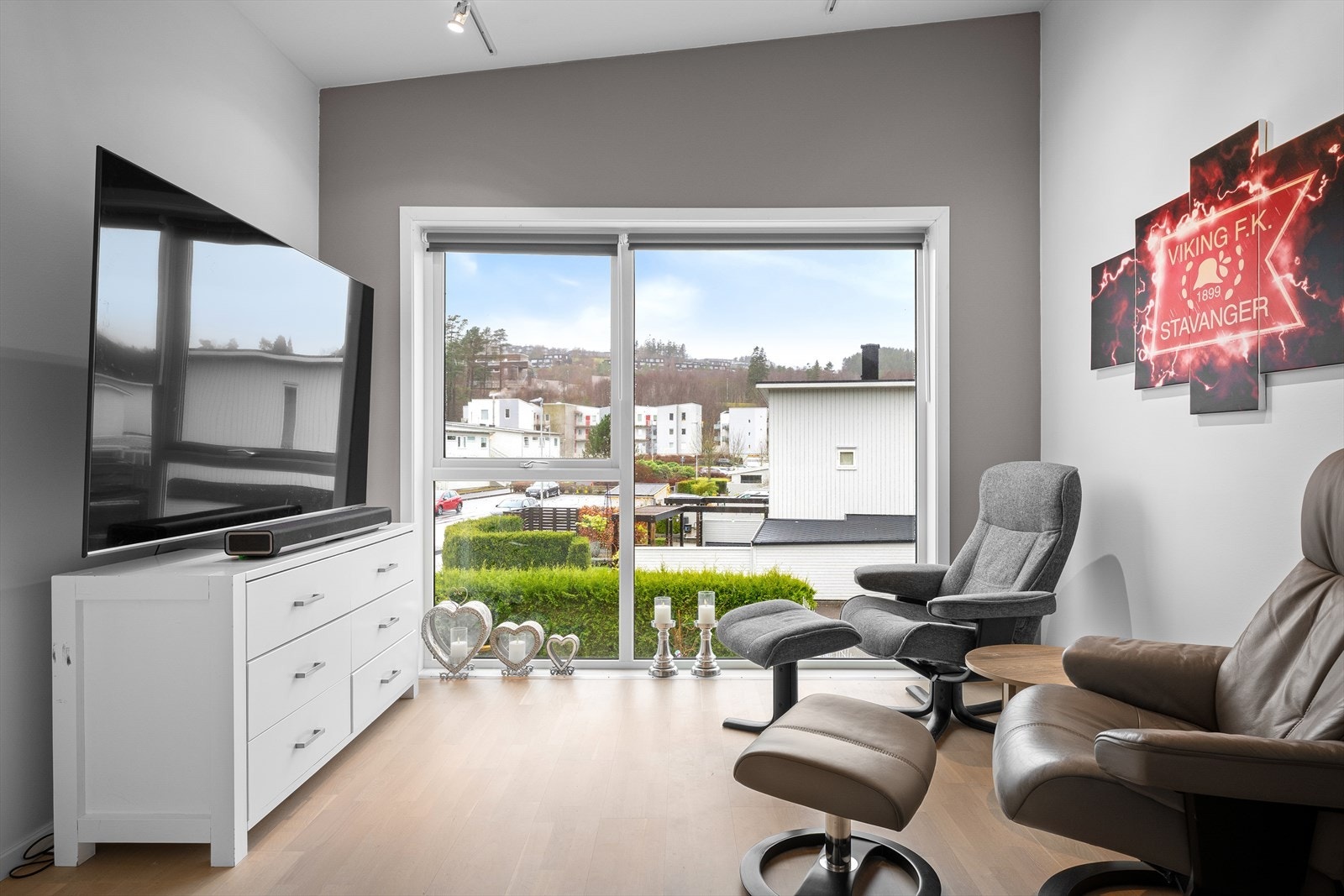 Innbydende loftstue med store vindusflater. Stuen er enkel å møblere med plass til sittegruppe og TV-seksjon. Galleribilde