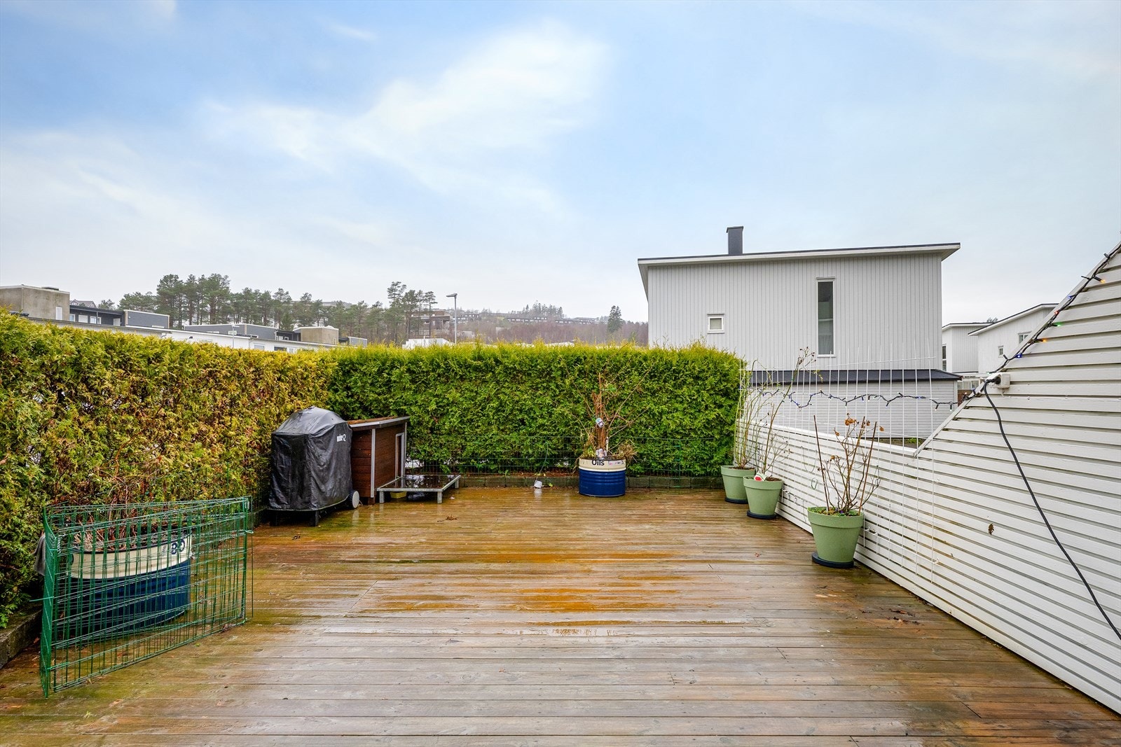 Stor nord-østvendt terrasse med plass til flere sittegrupper samt grill. Galleribilde