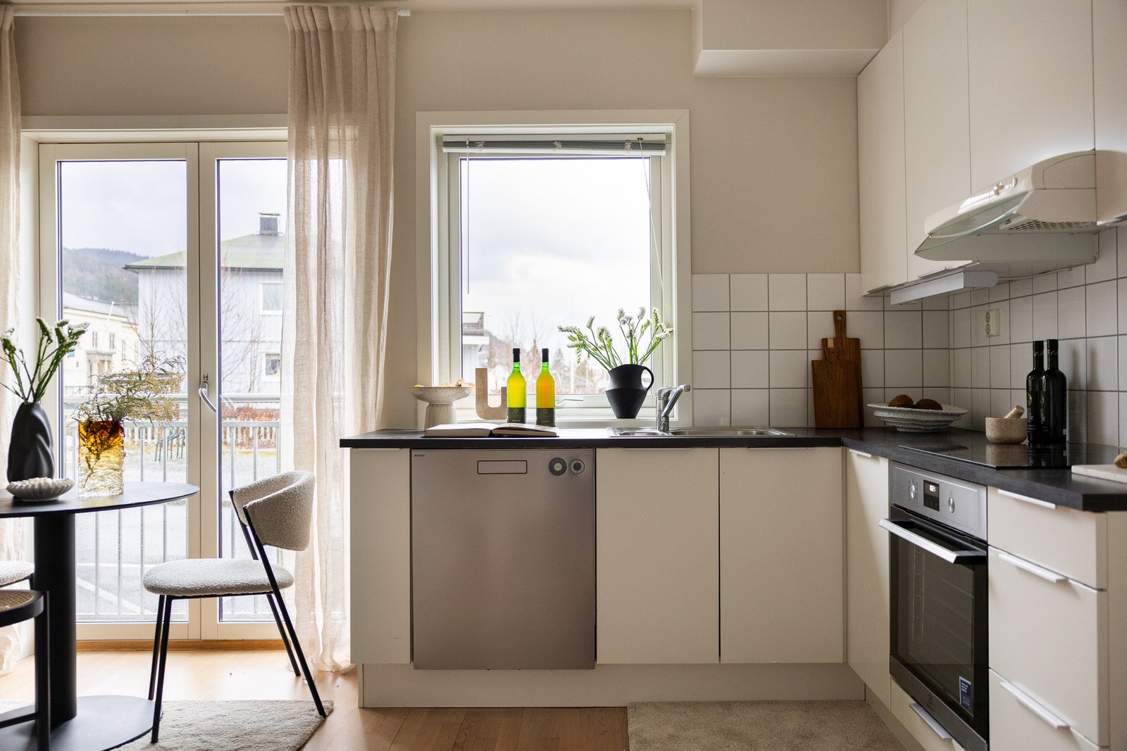 Store vindusflater slipper inn rikelig med naturlig lys. Galleribilde