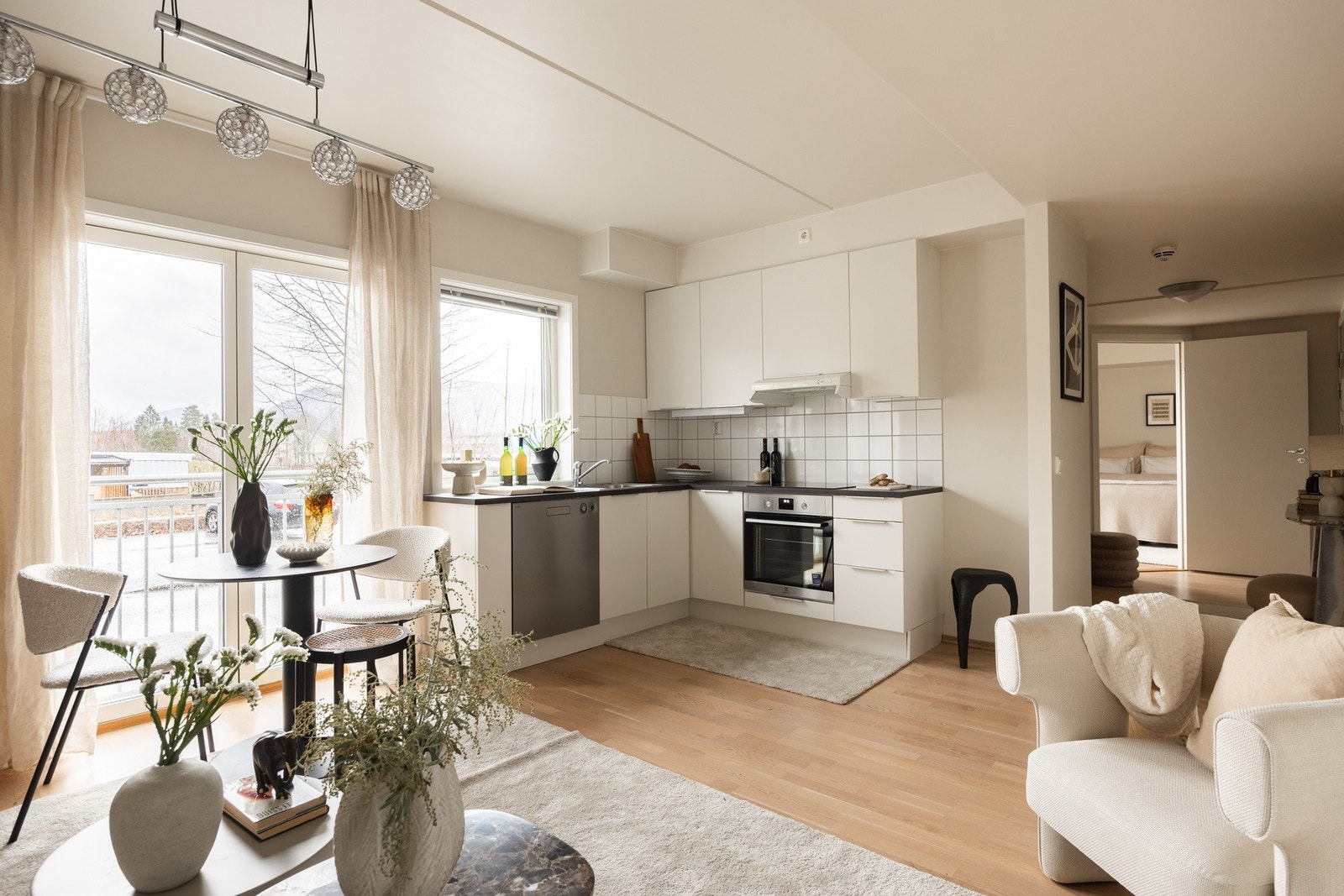 Stuen og kjøkkenet ligger i en sosial åpen løsning som skaper et sosialt allrom. Galleribilde