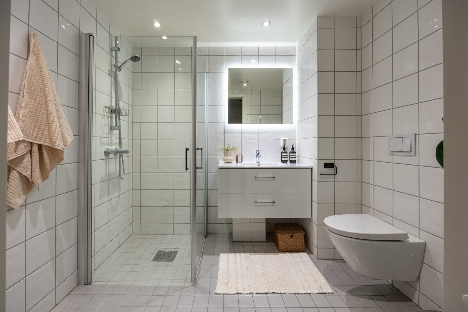 Videre har leiligheten et tidsmessig helfliset bad med gulvvarme. Galleribilde