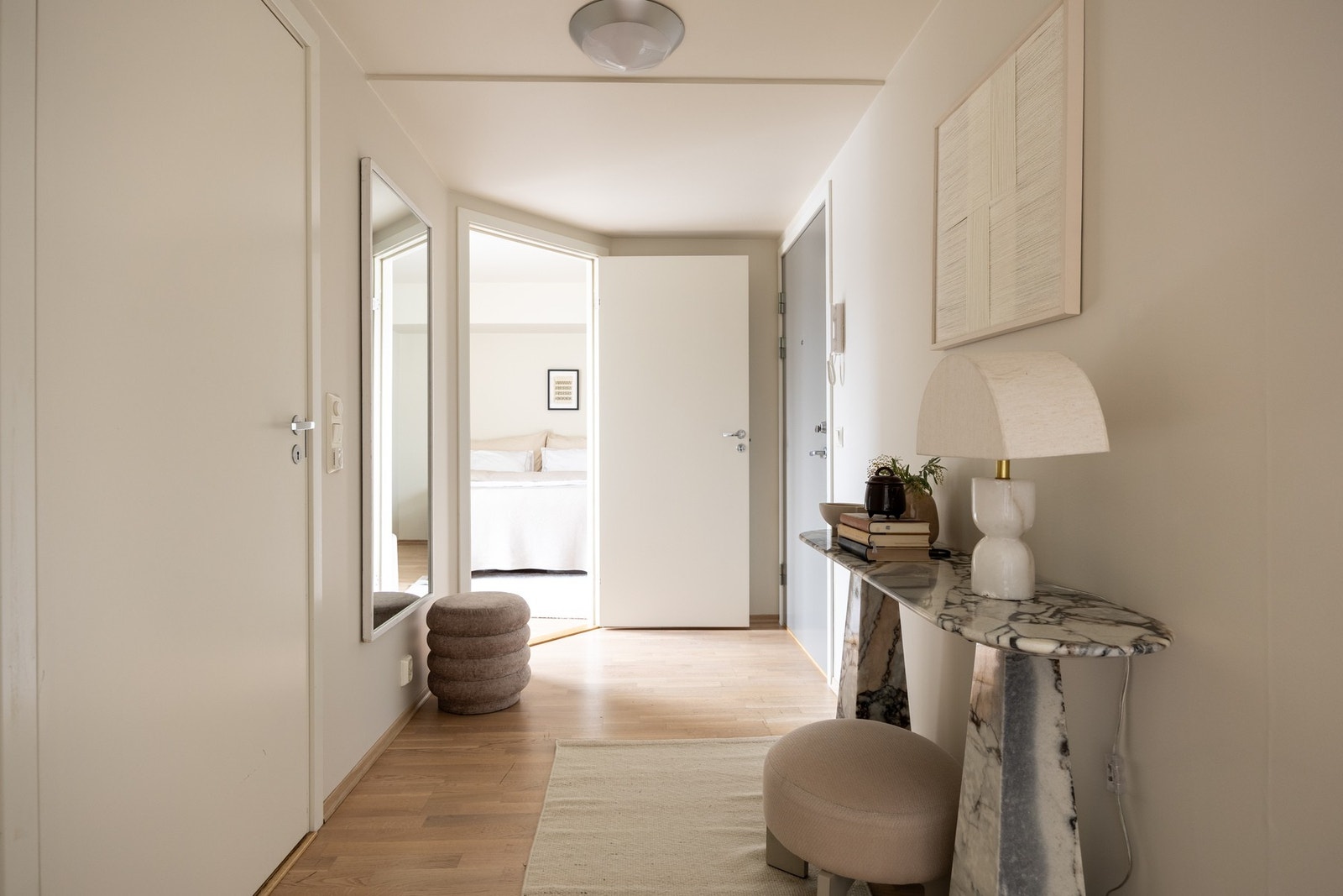 Pen gang med plass for oppbevaringsmøbler. Galleribilde