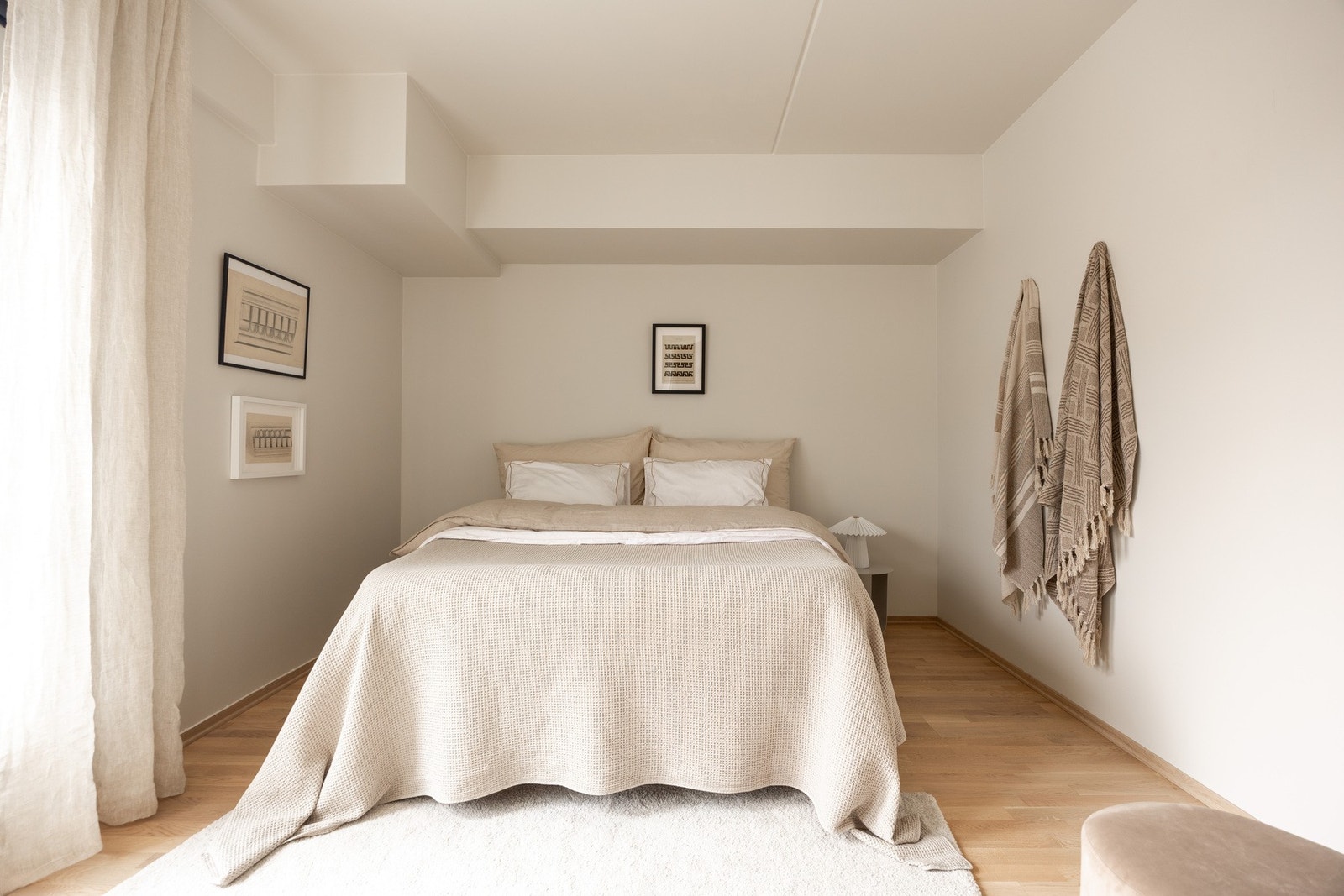 God plass for stor dobbeltseng og tilhørende nattbord på hver side. Galleribilde