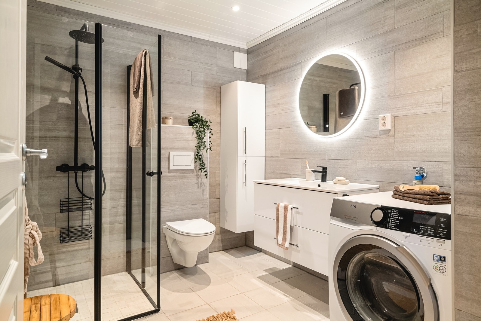 Badet ble pusset opp i 2023, måler 6,1 m² og er helfliset med varmekabler i gulvet. Galleribilde