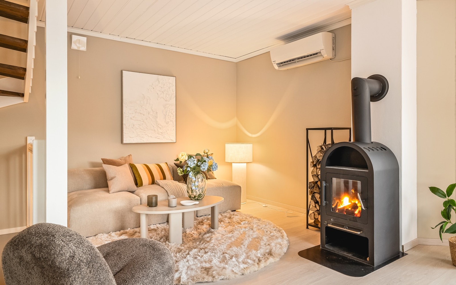 Stuen kan møbleres med sofagruppe, sofabord og mediemøblement. Galleribilde