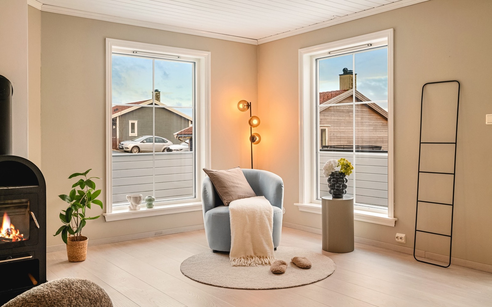 Store vindusflater sørger for godt med naturlig lysinnslipp. Galleribilde