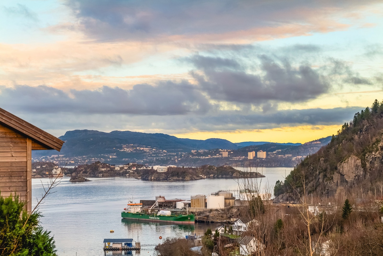 Her kan du nye en vakker utsikt mot byfjorden. Galleribilde