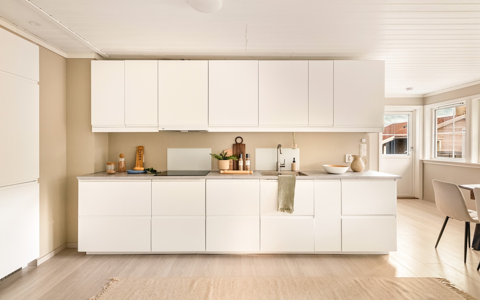 Her er det montert en pen kjøkkeninnredning fra 2023. Galleribilde