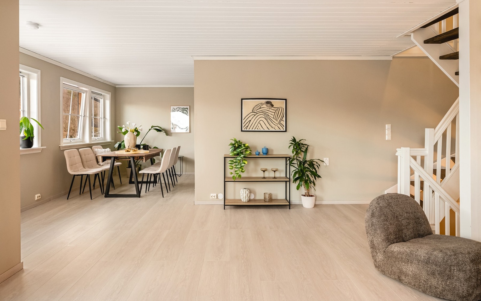 Stuen har en naturlig tilknytning til kjøkkenet. Galleribilde