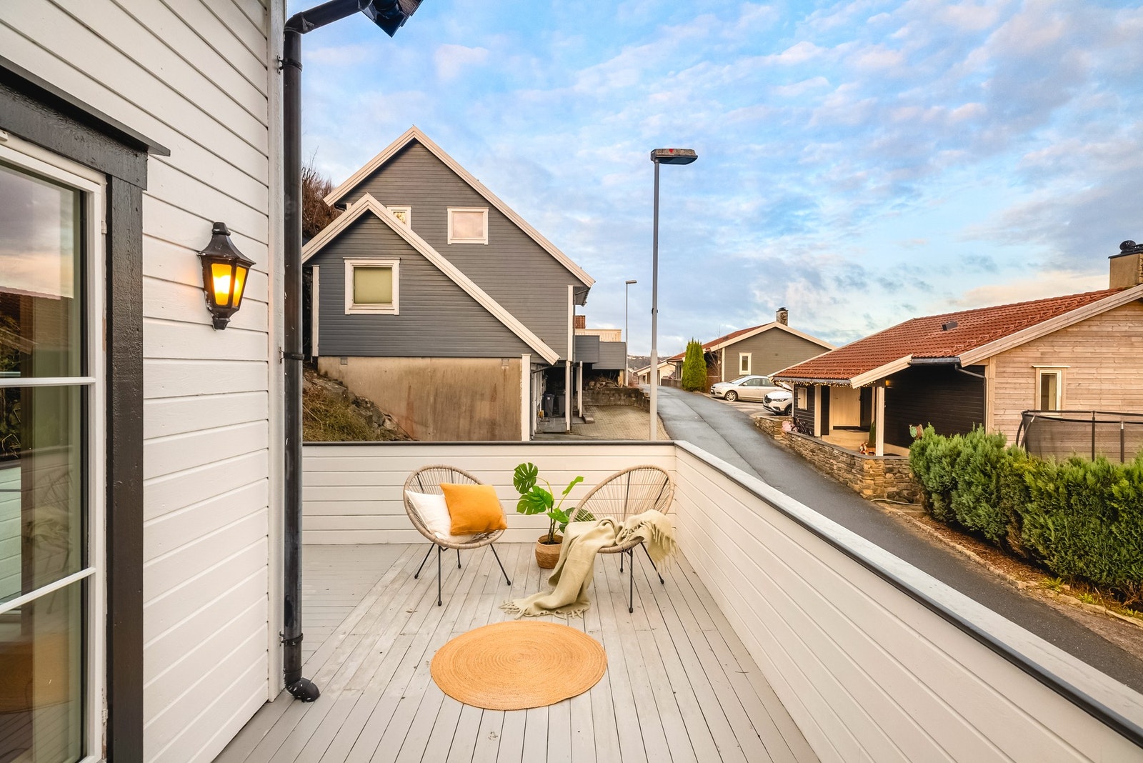 Terrassen er inndelt i to soner og kan innredes med en koselig sittegruppe, spisegruppe, grill og beplantning etter ønske. Galleribilde