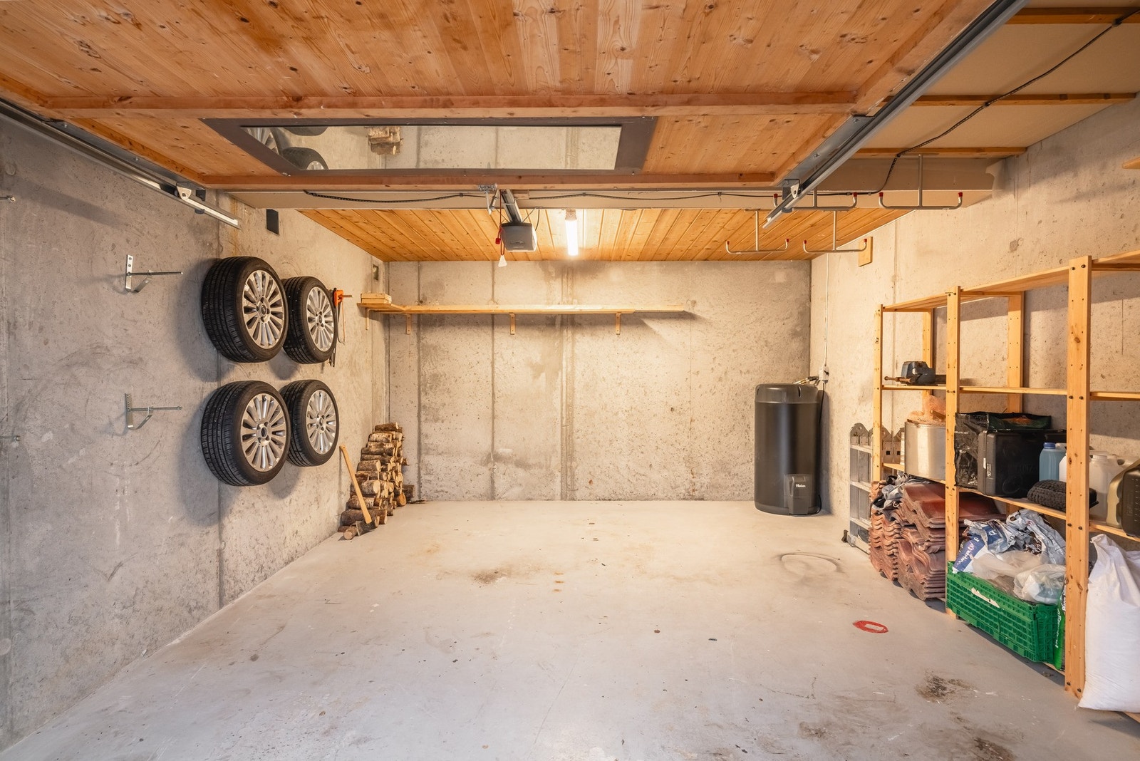 Garasjen måler 22,5 m², har utvendig atkomst og det er satt inn ny garasjedør i 2023. Galleribilde