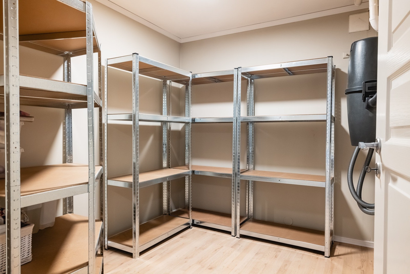 I etasjen er det en praktisk bod på 7,4 m². Perfekt for ekstra oppbevaring. Galleribilde