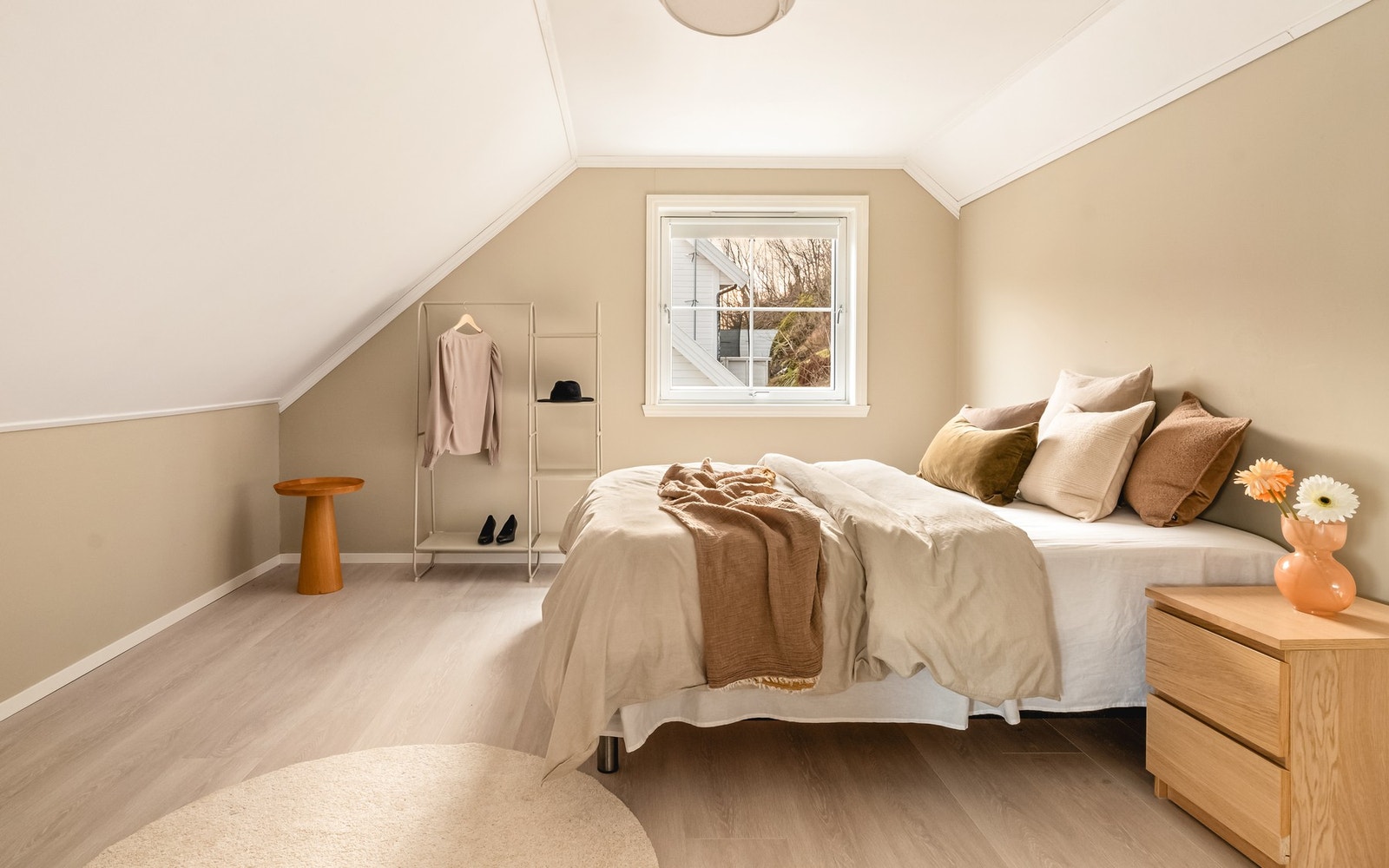 Her har du god plass til dobbeltseng, garderobe og nattbord. Galleribilde