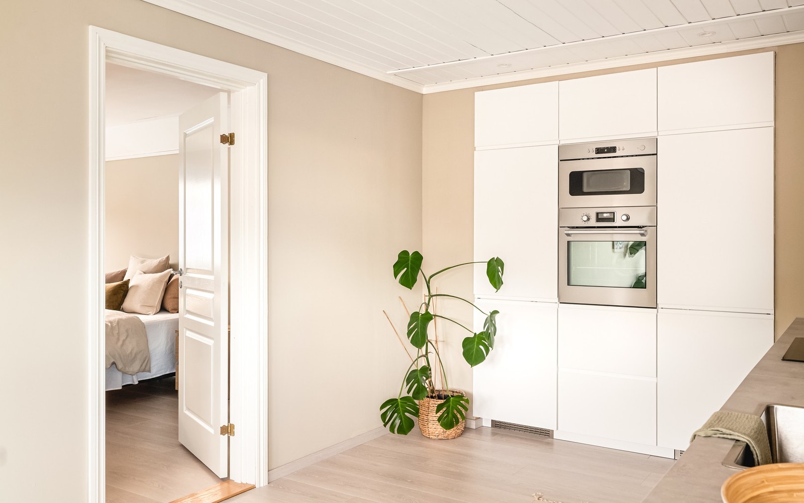 Kjøkkeninnredningen består av slette fronter, laminat benkeplate, over benkeplaten er det benyttet malte flater, stål oppvaskkum og ventilator. Galleribilde