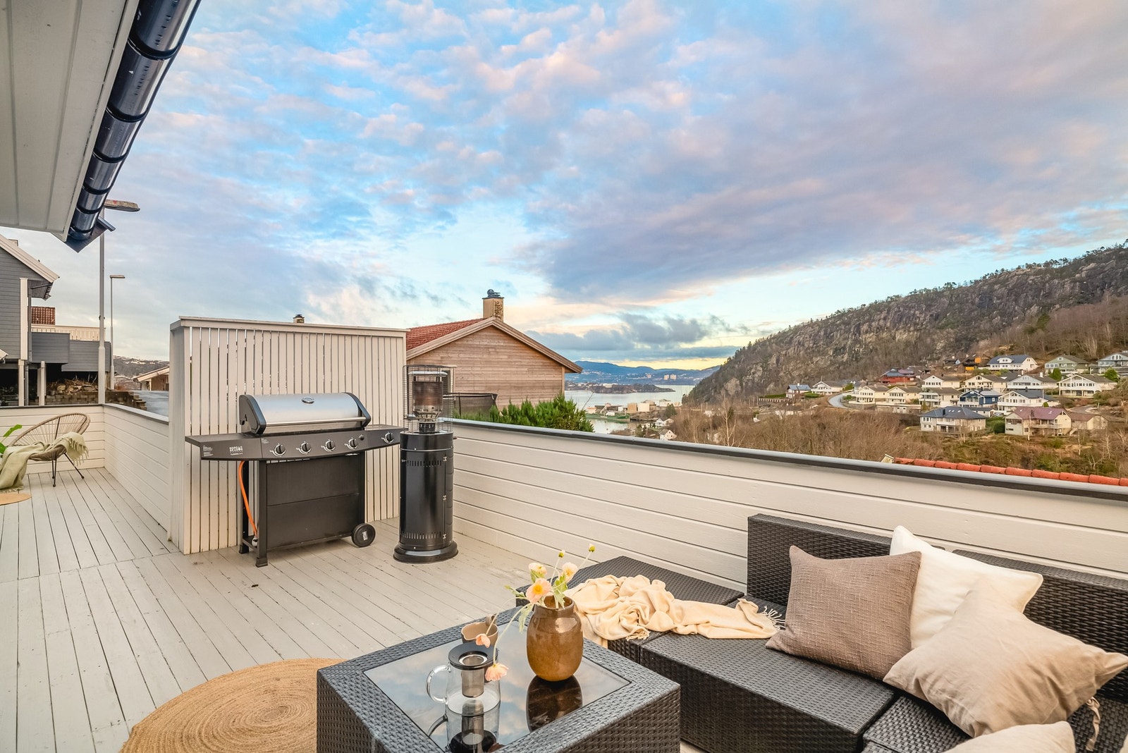 Dette er en stor og lys enebolig som ble modernisert i 2023 med garasje. Galleribilde