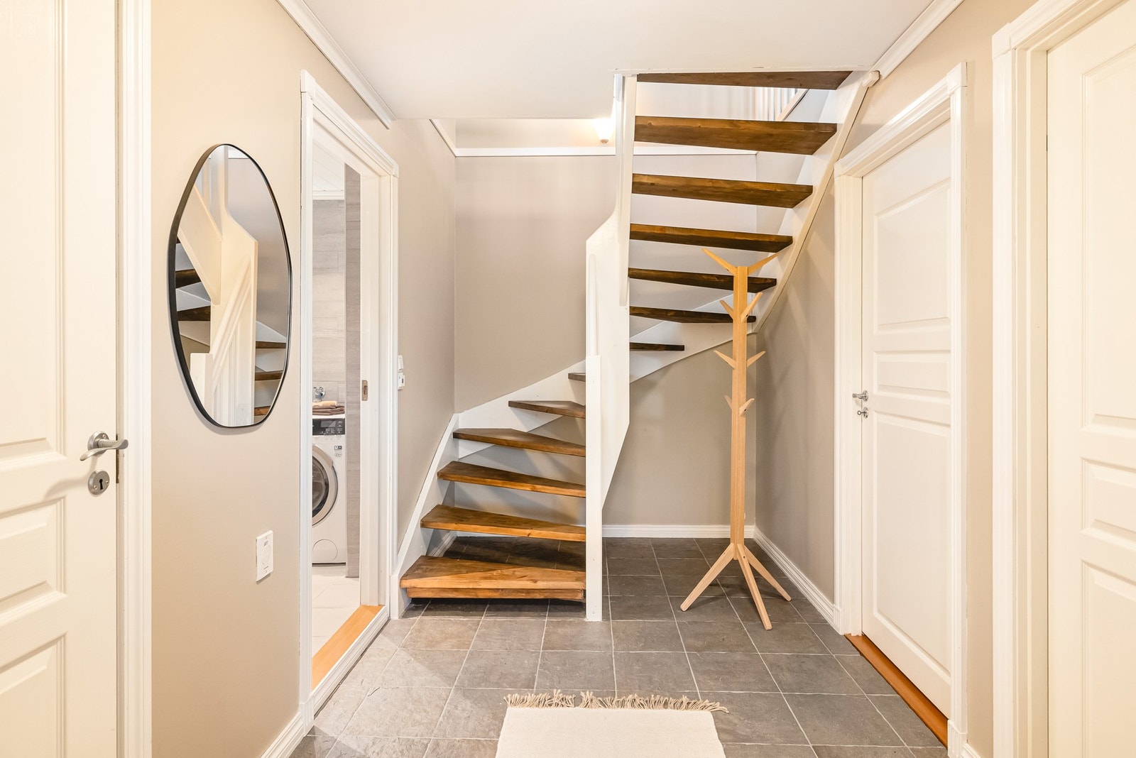 Videre ledes du inn i en romslig gang på 8,4 m². Både entréen og gangen har steinfliser med varmekabler. Galleribilde