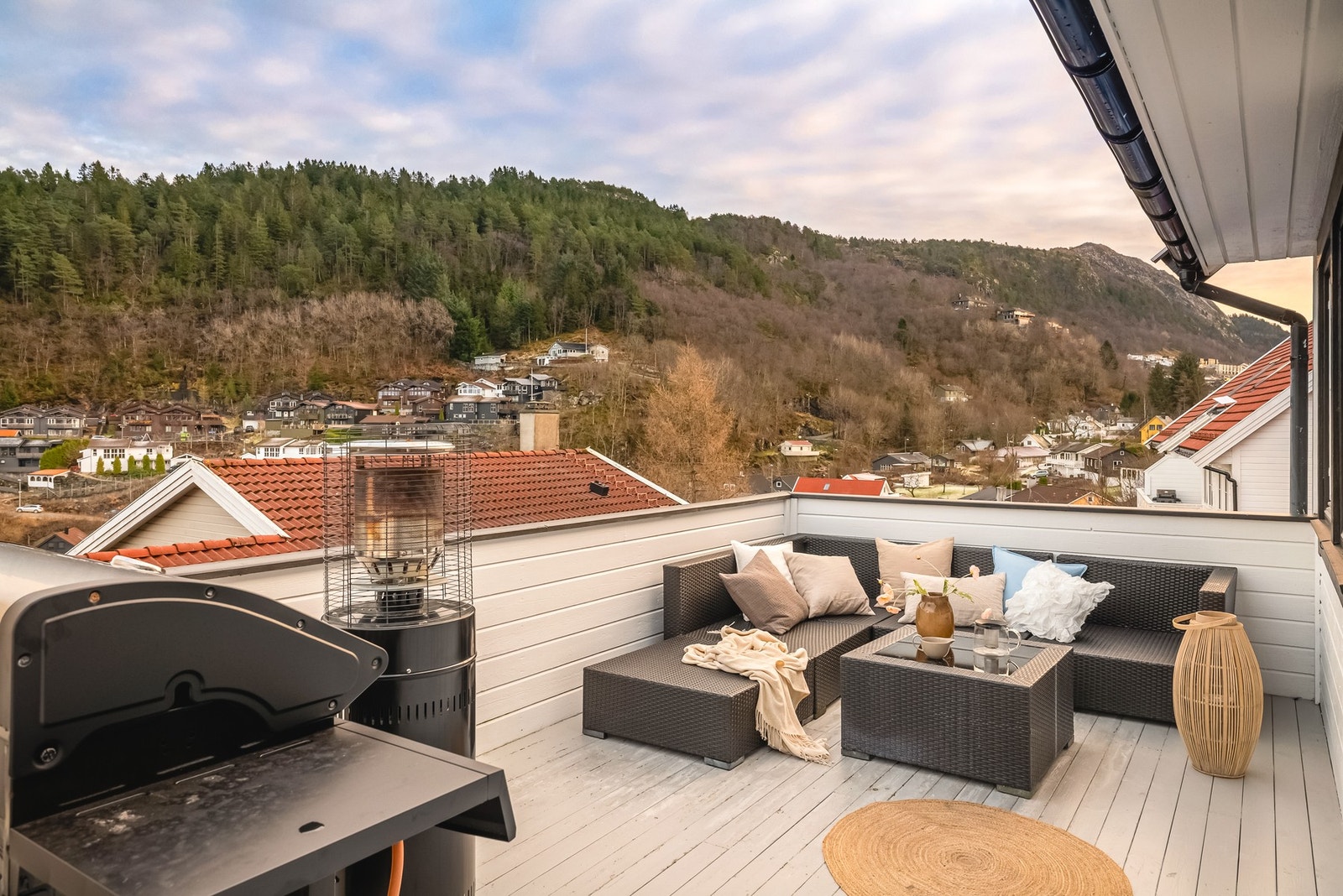 Fra stuen har du tilgang til en stor terrasse som måler 36 m². Galleribilde