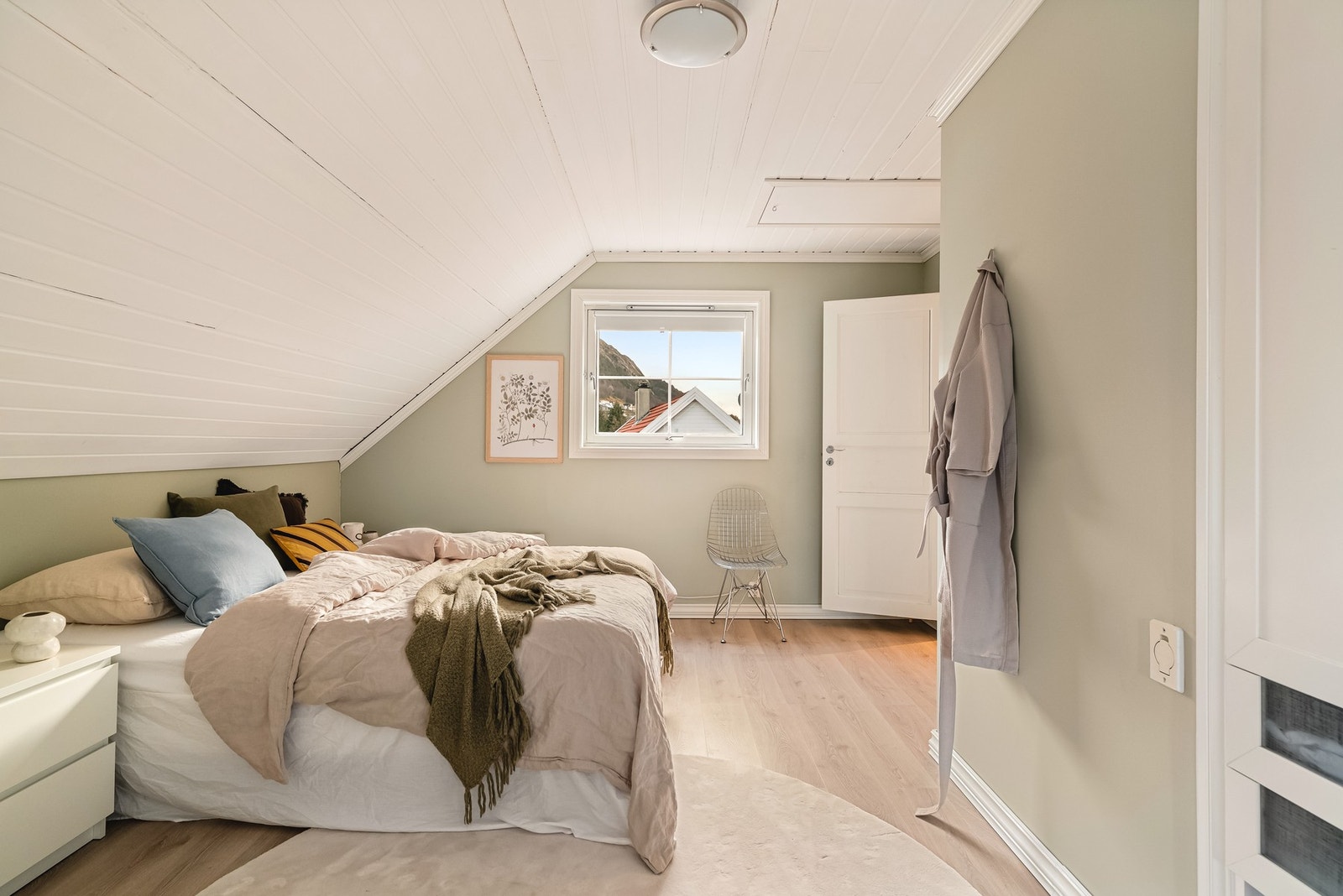 God plass til seng, garderobe og nattbord. Galleribilde