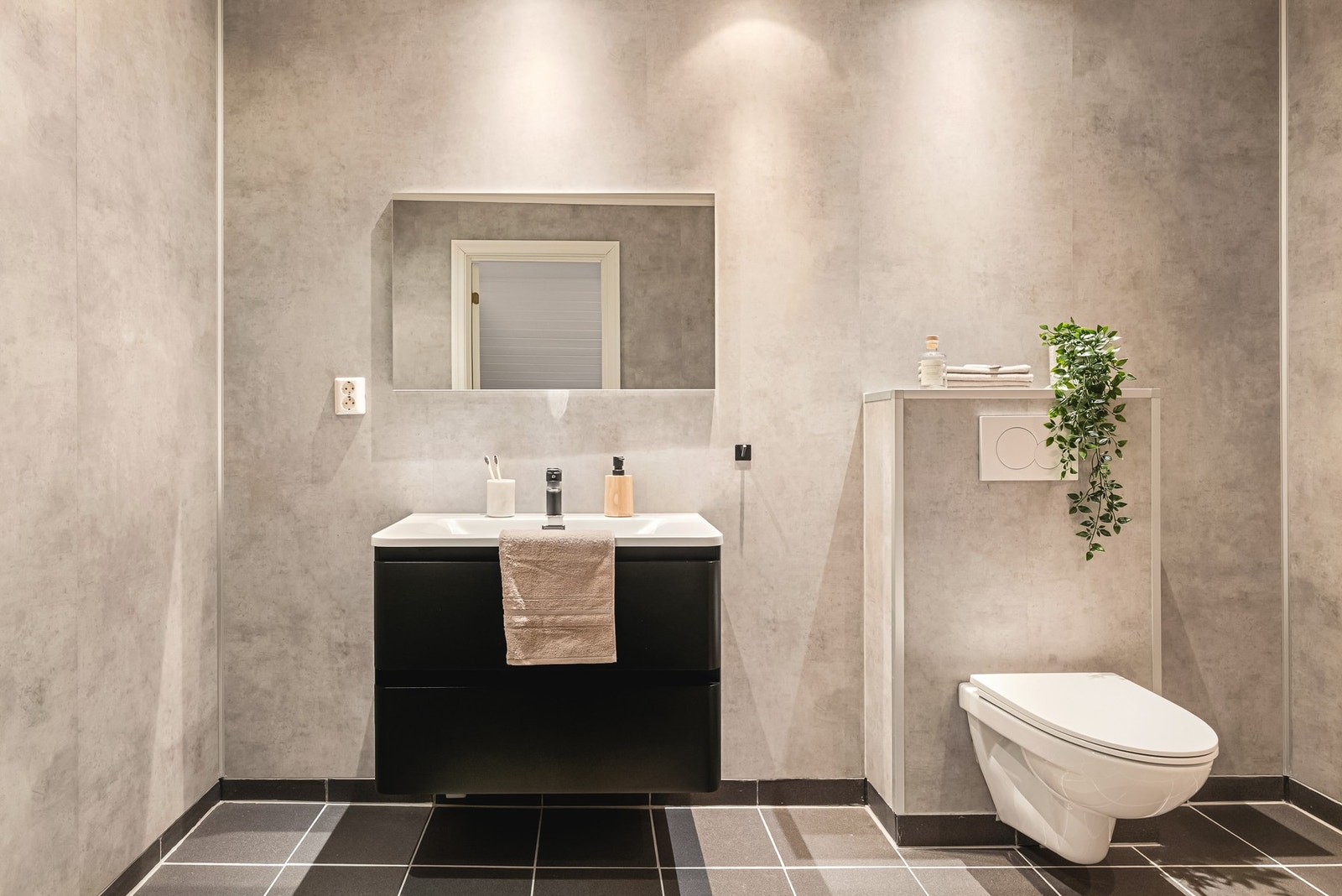 Badet måler 6,8 m², har flislagt gulv med varmekabler og baderomsplater på veggene. Galleribilde