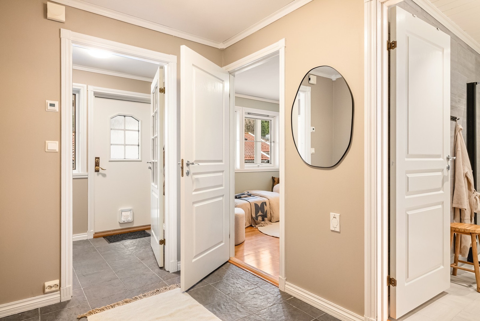 Du møtes av en lys entré som måler 4,5 m². Galleribilde