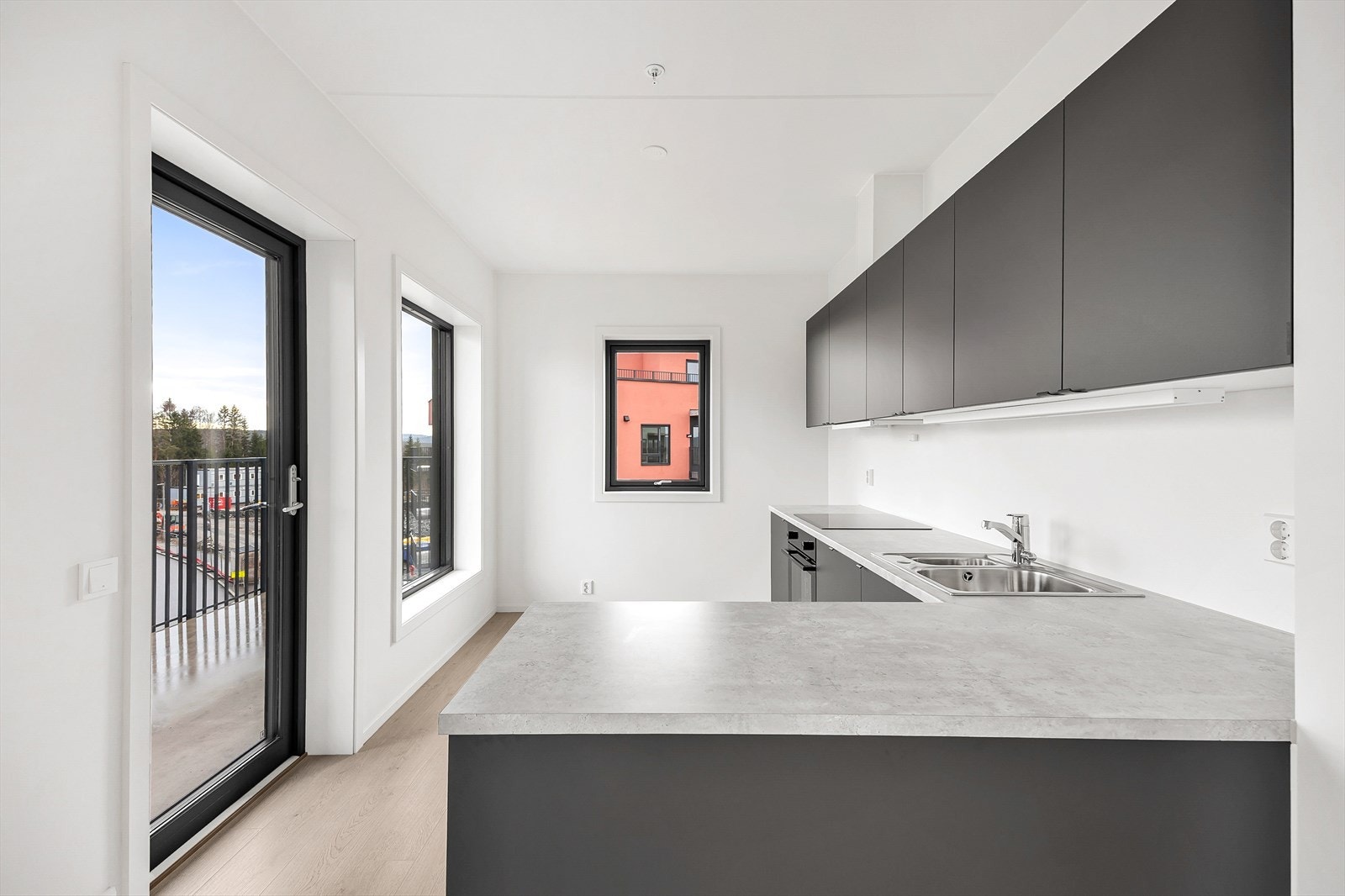 Halvøya fungerer som en naturlig romdeler og gir ekstra arbeidsflate. Galleribilde