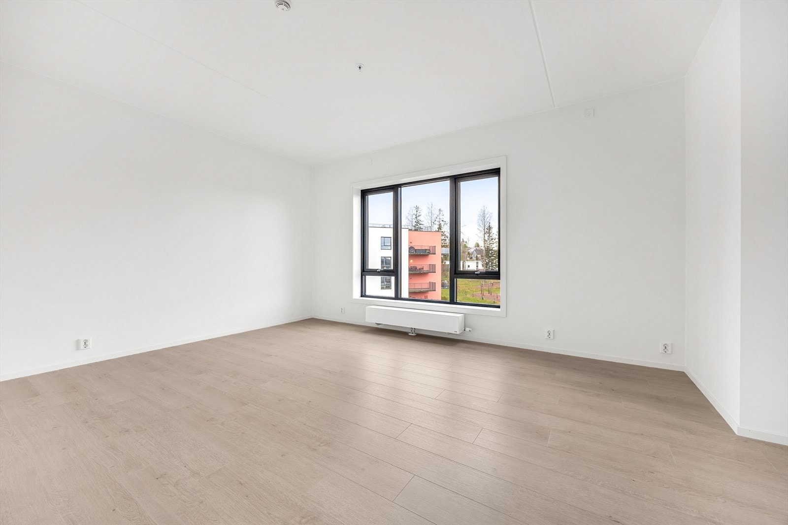 Stuen er romslig og lett å møblere, med store vindusflater som gir godt med dagslys. Galleribilde