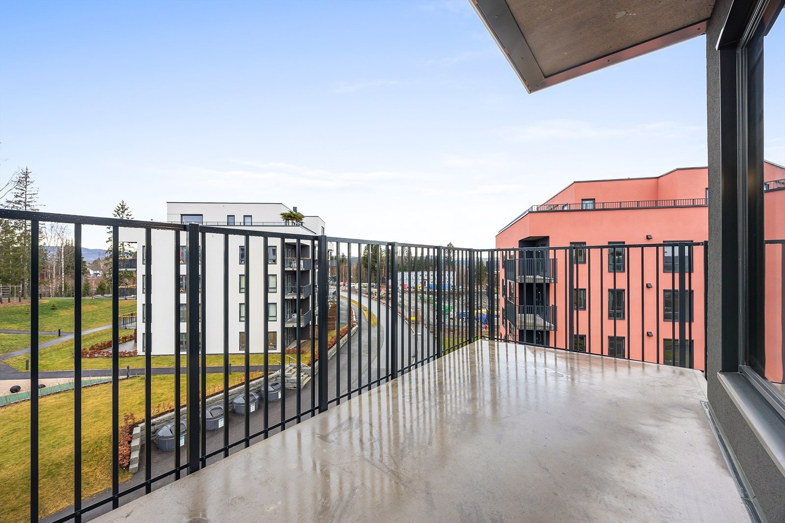 Balkongen har utsikt over fellesarealene og de grønne omgivelsene. Galleribilde