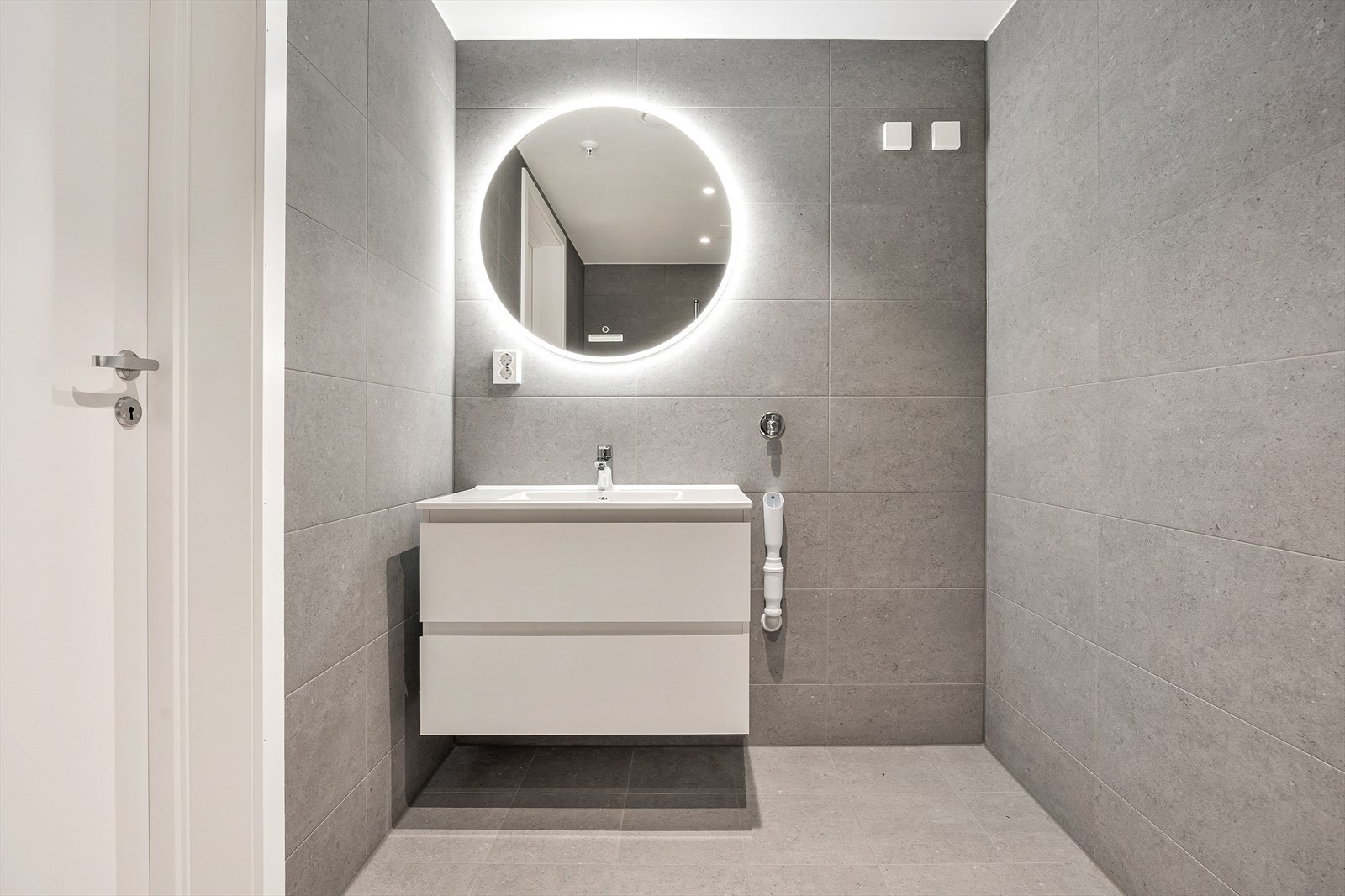 Badet er helfliset med en moderne innredning og et speil med integrert belysning. Galleribilde