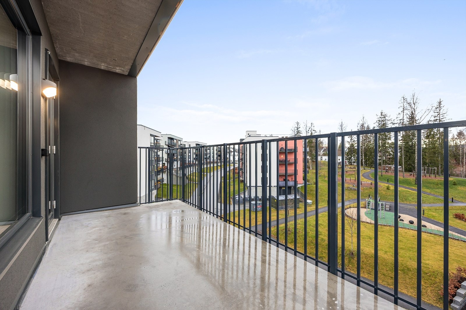 Fra stuen er det utgang til en romslig balkong med plass til utemøbler. Galleribilde