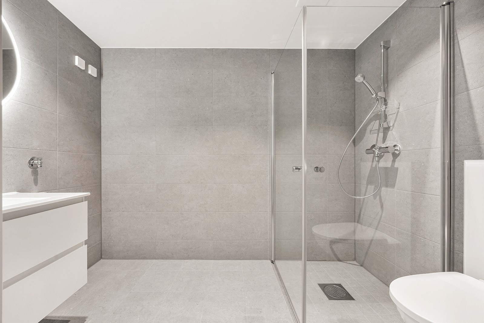 Det er god plass i dusjsonen og opplegg for vaskemaskin på badet. Galleribilde