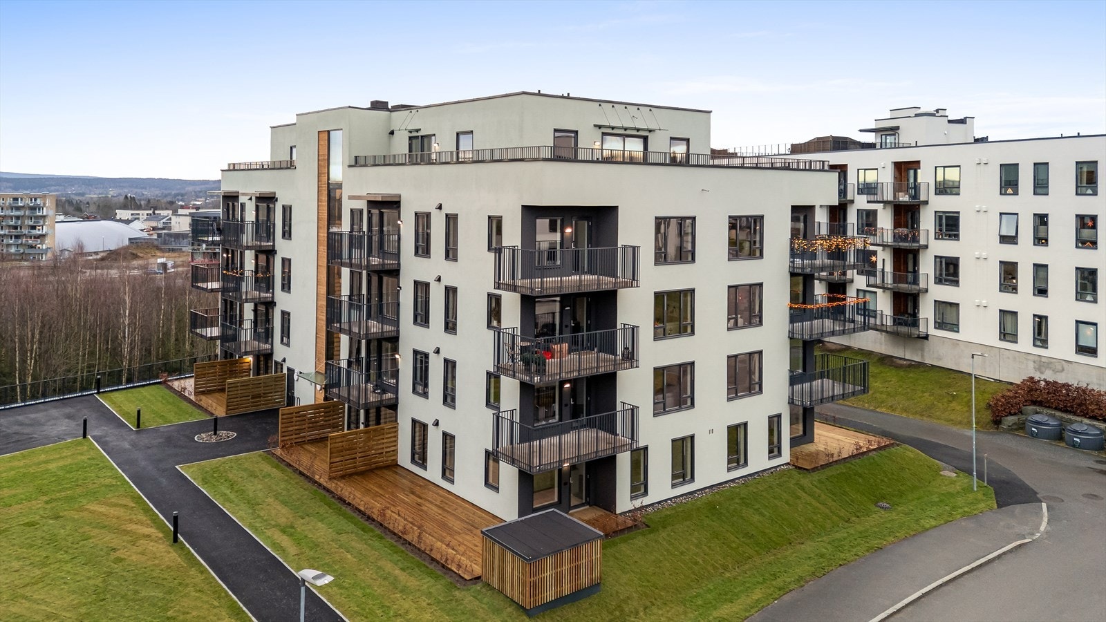 Moderne leilighetsbygg fra 2023 med en pen og vedlikeholdsvennlig fasade. Galleribilde