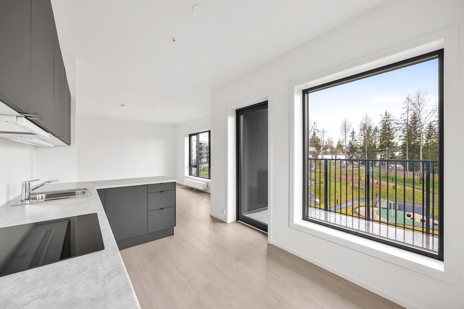 Den åpne løsningen skaper en sosial sone mellom kjøkken og stue. Galleribilde